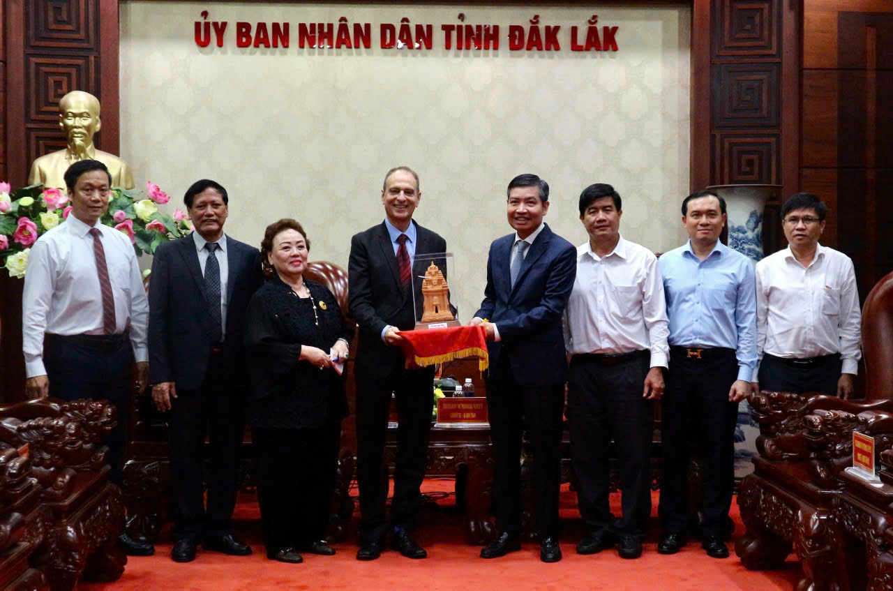 Nguyên Bộ trưởng Bộ Khoa học công nghệ cao Israel chào xã giao và làm việc với UBND tỉnh Đắk Lắk